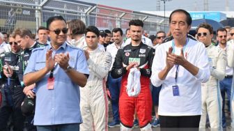 Jokowi Serahkan Trofi Kepada Mitch Evans yang Menangkan Seri Sembilan Formula E Jakarta