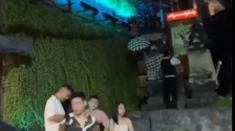 Viral, Pria di Bali Tetap Fokus Sembahyang Meski Ramai Dentuman Musik di Sekitar Klub Malam