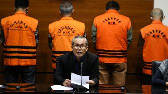 Wakil Ketua KPK Alexander Marwata memberikan keterangan pers terkait Operasi Tangkap Tangan (OTT) di gedung KPK, Jakarta, Jumat (3/6/2022). [ANTARA FOTO/Rivan Awal Lingga/rwa]