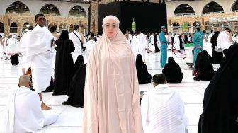 6 Potret Kristina Berangkat Umrah, Niat Ibadah untuk Almarhumah Neneknya