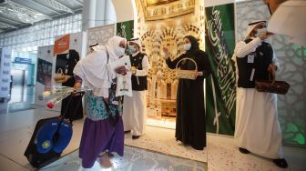 Jamaah haji kloter pertama dari embarkasi Solo tiba di Bandar Udara Internasional Amir Muhammad bin Abdul Aziz (AMMA), Madinah, Arab Saudi, Sabtu (3/6/2022). [ANTARA FOTO/HO/Media Center Haji 2022/aww]