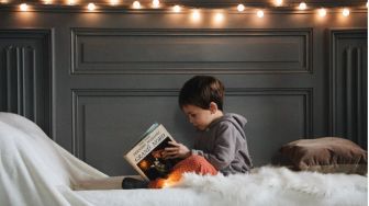 Lakukan 9 Cara Ini untuk Membiasakan Anak Membaca