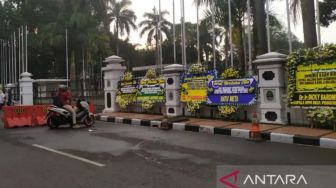 Karangan Bunga untuk Eril Penuhi Gedung Pakuan, Publik: Indonesia Berduka