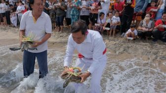 Perayaan Peh Cun di Pantai Kuta, Warga Tionghoa Lepaskan Penyu ke Laut