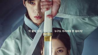 tvN Rilis Poster Baru Alchemy of Souls, Lee Jae Woo Lindungi Jung So Min dengan Pedang