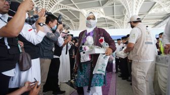 Jamaah calon haji kloter pertama dari embarkasi Solo tiba di Bandar Udara Internasional Amir Muhammad bin Abdul Aziz (AMMA), Madinah, Sabtu (3/6/2022). [ANTARA FOTO/HO/Media Center Haji 2022/aww]