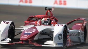 Pembalap tim Dragon/Penske Autosport Antonio Giovinazzi memacu kecepatan mobil balapnya dalam sesi latihan bebas ajang balap Formula E Jakarta di Jakarta International E-Prix Circuit (JIEC), Jakarta, Sabtu (4/6/2022). [ANTARA FOTO/Indrianto Eko Suwarso/nym]