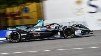 Driver Jaguar TCS Racing Menangkan Formula E Jakarta 2022, Jet Mercedes-EQ Sambut Presiden RI Saat Grid Walk