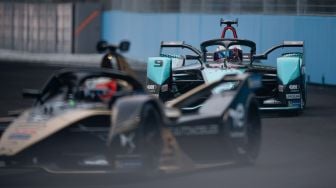 Pembalap Jaguar TCS Mitch Evans (kanan) berusaha menyalip pembalap DS Techeetah Jean-Eric Vergne pada balapan Formula E seri kesembilan di Jakarta International E-Prix Circuit (JIEC), Jakarta, Sabtu (4/6/2022). [ANTARA FOTO/Wahyu Putro A/aww]