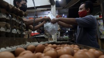 Pedagang telur melayani pembeli di salah satu kios di Pasar Minggu, Jakarta, Minggu (5/6/2022). [Suara.com/Angga Budhiyanto]