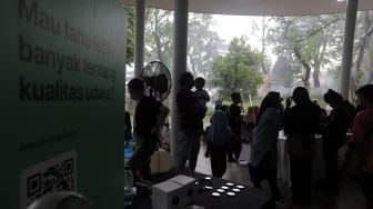 Pengunjung memadati area tenant saat gelaran Festival Hari Lingkungan Hidup 2022 di Tebet Eco Park, Jakarta, Minggu (5/6/2022). [Suara.com/Angga Budhiyanto]