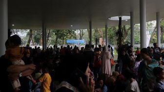 Pengunjung memadati area tenant saat gelaran Festival Hari Lingkungan Hidup 2022 di Tebet Eco Park, Jakarta, Minggu (5/6/2022). [Suara.com/Angga Budhiyanto]