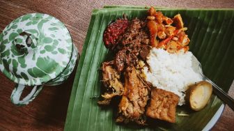 Penolong Mahasiswa, Warung Gudeg Ini Sajikan Makanan Nikmat dengan Harga Murah dan Porsi Melimpah