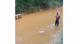 Orang Tua Ajak Bayi Berenang di Sungai, Netizen Malah Fokus ke Warna Air Sungai