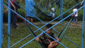 Anak-anak bermain pada instalasi yang dipasang dalam gelaran Festival Hari Lingkungan Hidup 2022 di Tebet Eco Park, Jakarta, Minggu (5/6/2022). [Suara.com/Angga Budhiyanto]