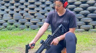 5 Potret Nora Alexandra Berlatih Menembak, Sudah Mahir Pegang Senjata Laras Panjang