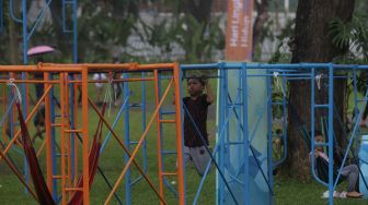 Anak-anak bermain pada instalasi yang dipasang dalam gelaran Festival Hari Lingkungan Hidup 2022 di Tebet Eco Park, Jakarta, Minggu (5/6/2022). [Suara.com/Angga Budhiyanto]