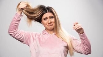 7 Cara Merawat Rambut Kering, Salah Satunya Jangan Keramas Terlalu Sering