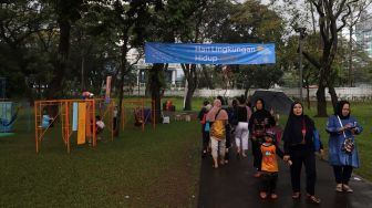 Pengunjung berjalan di area digelarnya Festival Hari Lingkungan Hidup 2022 di Tebet Eco Park, Jakarta, Minggu (5/6/2022). [Suara.com/Angga Budhiyanto]