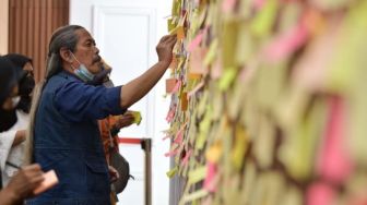 Ratusan Carik Kertas Doa untuk Emmeril Kahn Mumtadz Menempel di Dinding Gedung Pakuan