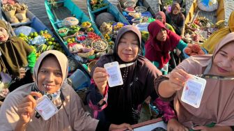 Keren Banget, Para Pedagang Pasar Apung Kalimantan Selatan Ini Kalungi QRIS untuk Transaksi, Tuai Pujian Netizen