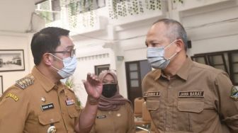 Ridwan Kamil Mulai Masuk Kantor, Publik Prihatin dengan Ekspresinya: Matanya Masih Sembab Banget