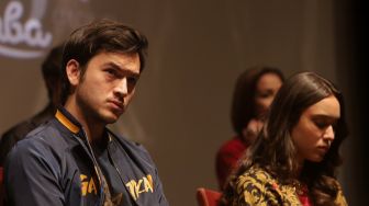 Rizky Nazar Kenakan Batik di Premier Film Gatot Kaca, Dipuji Semakin Ganteng