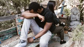 5 Hal yang Umum Pria Lakukan saat Menyesali Perbuatannya Berselingkuh