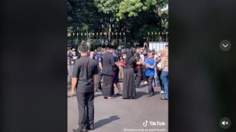 Antusias Masyarakat Penuhi Gedung Pakuan untuk Doakan Kepergian Eril, Ridwan Kamil dan Atalia Kamil Sambut Kunjungan