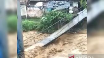 Banjir Bandang di Ciwidey Rusak Satu Masjid dan Sembilan Rumah Warga