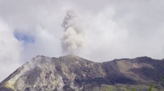 Lava di Kawah Gunung Ile Lewotolok Meluap, Dikhawatirkan Sampai ke Pemukiman