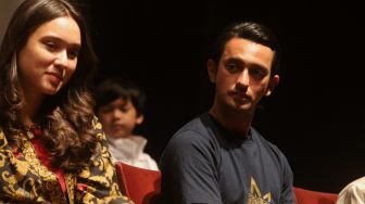 Pemain film Satria Dewa: Gatotkaca, Omar Daniel (kanan) ditemui saat konferensi pers film terbarunya di Epicentrum XXI, Jakarta, Senin (6/6/2022). [Suara.com/Angga Budhiyanto]