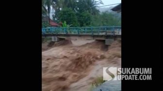 Pemandangan Mengerikan saat Sungai Cisolok Sukabumi Mengamuk