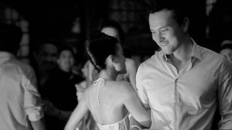 Nicholas Saputra Gigit Bibir saat Kepergok Dansa dengan Perempuan, Netizen Cemburu