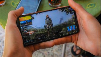 Ngakak! Smartphone Panas Terlalu Lama Main Game, Gamer Ini Lakukan Hal Tak Terduga