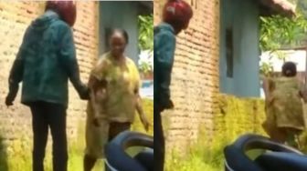 Ditagih Utang, Emak-emak Malah Lempar Uang dan Lakukan Hal Tak Sopan ke Penagih, Warganet: Kurang Ajar!