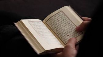 Surat Al Insyirah Latin dan Artinya: Setiap Kesulitan akan Dibarengi dengan Kemudahan