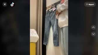 Viral! Tak Ada Mushola di Mal, Perempuan di Inggris Terpaksa Salat di Kamar Pas