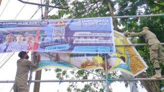 Duh, Satpol PP Bontang Tertibkan 97 Spanduk Tak Miliki Izin di Kota Taman