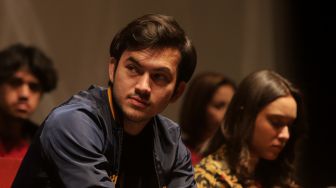Pemain film Satria Dewa: Gatotkaca, Rizky Nazar ditemui saat konferensi pers film terbarunya di Epicentrum XXI, Jakarta, Senin (6/6/2022). [Suara.com/Angga Budhiyanto]