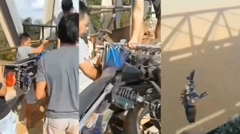 Sekelompok Pria Buang Motor RX King ke Kali, Publik: Sungai Bukan Tempat Sampah
