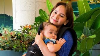 7 Momen Angelica Simperler Momong Anak, Prioritas Anak Ketimbang Kerjaan