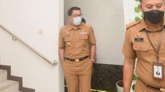 Momen Ridwan Kamil Kembali Bekerja, Mata Sembab dan Bengkak Jadi Sorotan