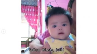 Video Bayi Joget Bareng Ibunya Viral, Netizen Salfok ke Wajahnya yang Mirip Baby Ameena