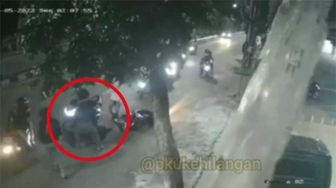 Remaja Dikeroyok Pemotor Tanpa Ampun di Jalanan Pekanbaru, Polisi Buru Pelaku