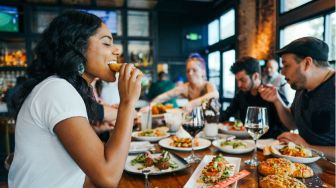 4 Strategi Sederhana yang Membantu Menghentikan Kebiasaan Makan Berlebih