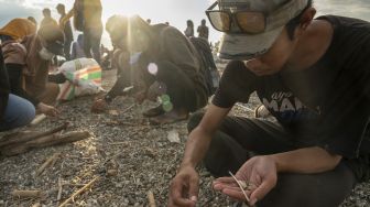 Sejumlah aktivis lingkungan mengambil sampel sampah plastik di Pantai Teluk Palu, Sulawesi Tengah, Minggu (5/6/2022).  ANTARA FOTO/Basri Marzuki
