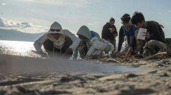 Sejumlah aktivis lingkungan mengambil sampel sampah plastik di Pantai Teluk Palu, Sulawesi Tengah, Minggu (5/6/2022).  ANTARA FOTO/Basri Marzuki

