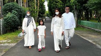 6 Potret Harmonis Keluarga Abdel Achrian, Kompak dan Terlihat Bahagia