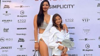 Indah Kalalo Tampil Seksi di Acara Fashion Show, Tato di Pangkal Paha Mengintip